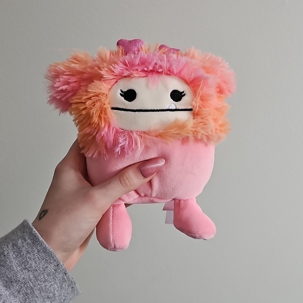 Squishmallows Caparinne Yeti mini plush valentines edition
